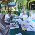 Read more about the article Mahasiswa Ners sedang mendengarkan bimbingan Dosen di Rumah Sakit Umum Iskandar Muda Lhokseumawe, 17 Feb 2021.
